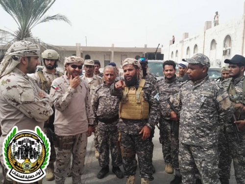 قائد قوات التحالف العربي بعدن يزور معسكر لواء حماية المنشآت 