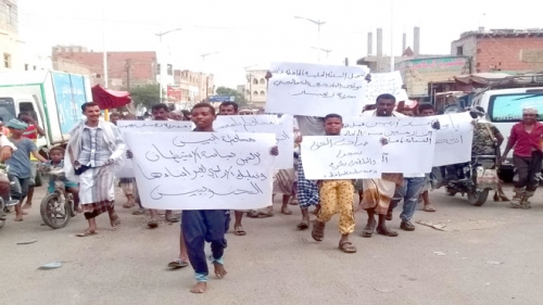 تظاهرات للمطالبة بإقالة محافظ أبين بسبب توطين نازحين "يمنيين"