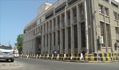 البنك المركزي في عدن : يتعرض للإقتحام ليلا وتصوير الخزائن خارج أوقات الدوام الرسمي 