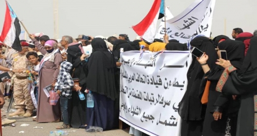 اسر الشهداء و الجرحى تنظم وقفه احتجاجيه امام مقر التحالف