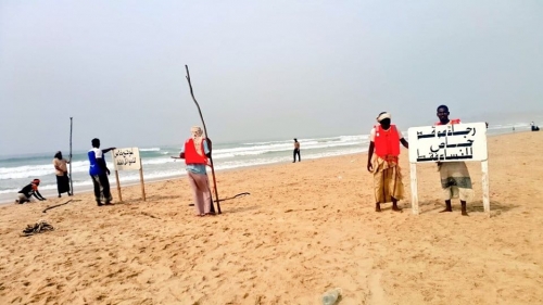 شباب منطقة "روكب" بالمكلا يهيئون مواقع خاصة ساترة للنساء على شاطئ البحر