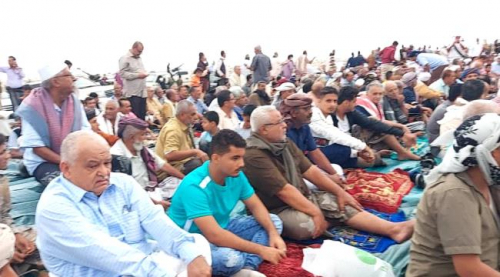 الجعدي والوالي يؤديان صلاة العيد مع جموع المعتصمين من منتسبي الجيش والأمن الجنوبيين بالبريقة