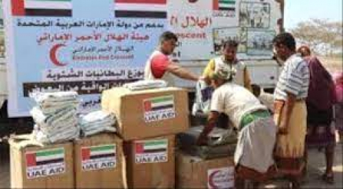 الإمارات توزع مساعدات غذائية على المئات بديس المكلا