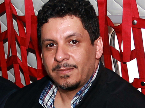 "أحمد عوض بن مبارك".. شامبو وبلسم بنفس الوقت