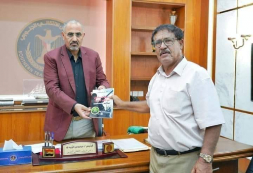 الكاتب السياسي "الدويل" يطلع الرئيس الزبيدي بمضامين كتابه "الإخوان المسلمون من الباب الخلفي"