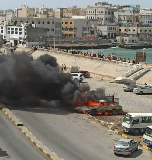 انفجار سيارة قائد عسكري في مدينة المكلا 