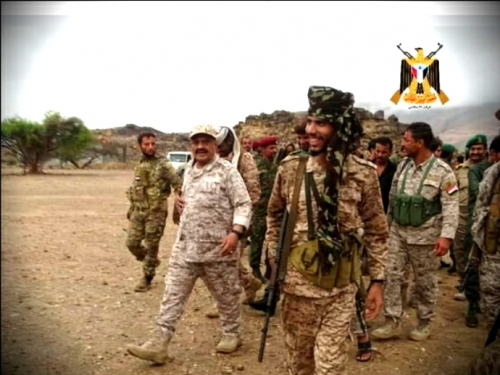 قائد المنطقة العسكرية الرابعة يزور الوحدات العسكرية بمحور ابين القتالي