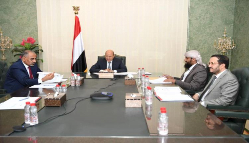 الرئاسي يطلع على تقارير بشأن مسار الهدنة والوضع الامني في محافظة شبوة