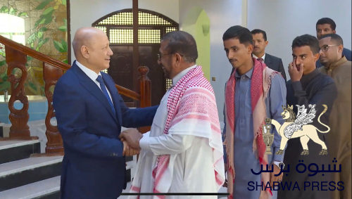 خونجي حضرمي يحضر اولاده من الرياض ليسلموا على سيدهم العليمي في المكلا 