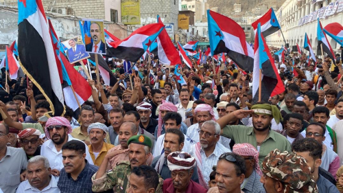 آلاف المتظاهرين في ساحة الحرية بالمكلا يطالبون بدولة الجنوب