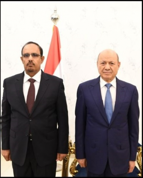 بن ماضي يسلم بوابة للقصر الرئاسي بالمكلا لقوات يمنية 