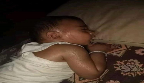حمى يا بابا... ويل للملاعين من عذاب طفل حرمه الخوف من الظلام وشدة الحر من النوم