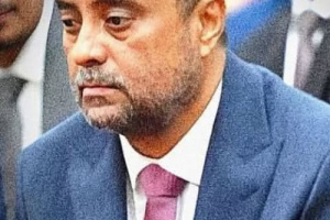 رئيس الوزراء بريك يشكو لأعضاء الوقفة الاحتجاجية من سوء الاوضاع المعيشية
