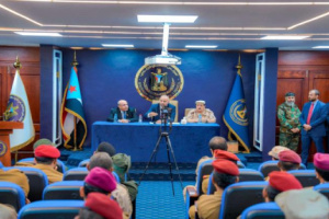 الرئيس الزُبيدي يرأس اجتماعاً موسعاً بالقادة العسكريين والأمنيين الجنوبيين