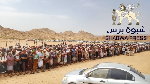 جماهير شبوه تودع الشهيدين المرزقي والمحضار بمشاركة قيادات الإنتقالي 