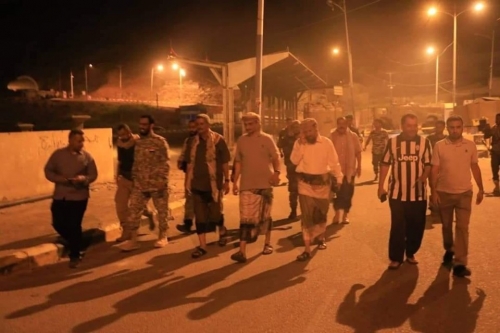 بن بريك يرد على إشاعات هروبه من شوارع عدن مع قيادات الانتقالي (صورة)