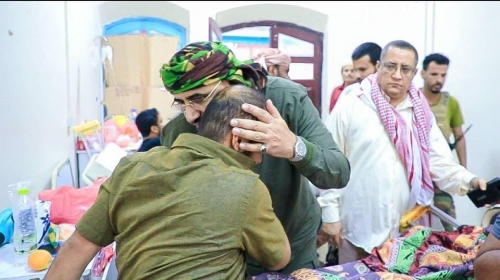 الرئيس الزُبيدي يتفقد أحوال جرحى القوات الجنوبية ومنتسبي الألوية الرئاسية بمستشفى باصهيب