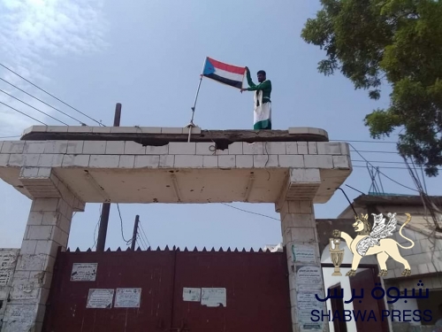 القوات الجنوبية تستعيد آخر المعسكرات من قوات شرعية المهجراليمنية في عاصمة أبيـن