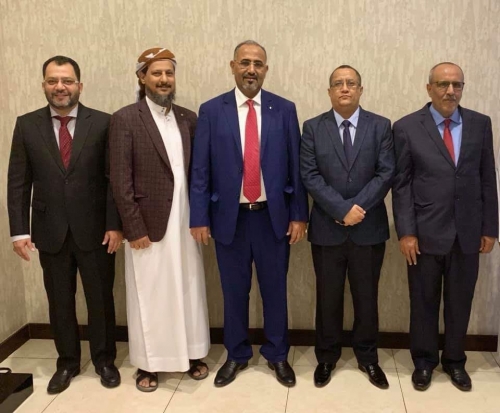 عـاجـل : وصول الرئيس "الزبيـدي" على رأس وفد الانتقالي إلى مدينة جـدة