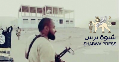 عناصر قاعدية تقاتل مع قوات الأحمر والاصلاح في كلية نفط شبوه (صور)
