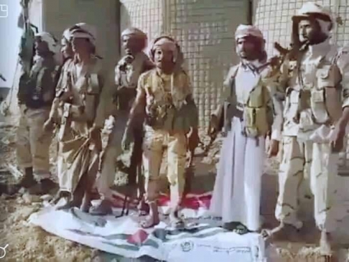 تربية التوجيه المعنوي أثمر : قوات الشرعية تدوس بالأقدام على علم الإمارت