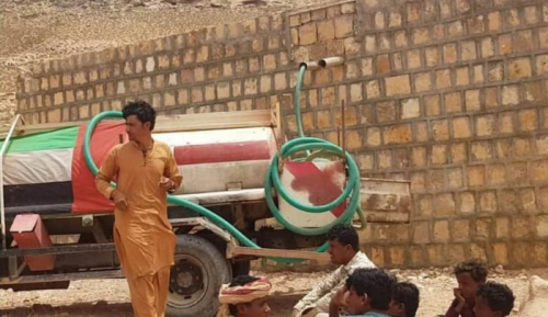 بـ 6 صهاريج.. الإمارات تروي ظمأ فرضاحة بسقطرى