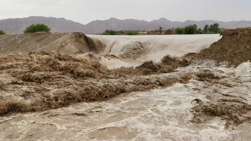 البطولة في بيحان : السيول تجرف شاب أنقذ ابن عمه من الغرق  .