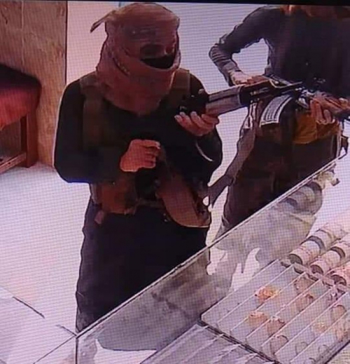 أمن المهرة يلقي القبض على عصابة سرقت 20 كيلو ذهب من تاجر في القطن بمحافظة حضرموت