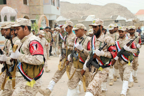 قوات اللواء الخامس تدفع بتعزيزات عسكرية كبيرة دعم وإسناد صوب عدن وابين. 
