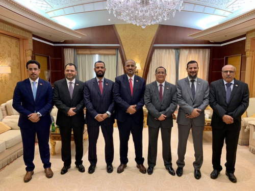 البيض يدعو المجلس الانتقالي الجنوبي إلى تعليق مفاوضات الرياض مع شرعية المهجر