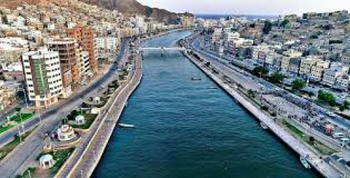 مسلحون في المكلا ينفذون عملية سطو على سيارة الجمارك وينهبون 18 مليون ريال