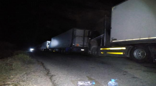 شباب مودية يواصلون منع مرور شاحنات محملة بالأسماك واخرى لتجار خليجيين غرب المديرية.