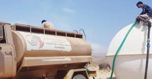 خليفة الإنسانية تلبي احتياجات أهالي غرب سقطرى من مياه الشرب