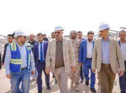 الرئيس الزُبيدي يتفقد سير العمل في مشروع محطة الطاقة الشمسية الإماراتية بالعاصمة عدن