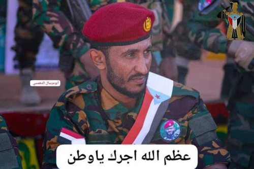أبين الولادة: شهيد يشيع شهيد.. وشهيد يضع على صدره صورة شهيد