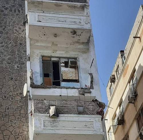 انهيار بلكونة احدى عمائر المعلآ المتهالكة وأنباء عن وفاة عامل(صور)