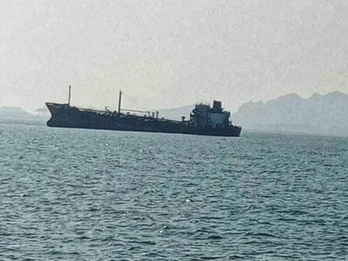 باخرة ديزل ترسو في ميناء الزيت بالعاصمة تكفي كهرباء عدن لشهرين