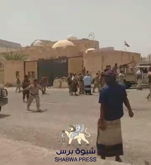 عاجل: قوات الاحتلال اليمني في سيئون تطلق رصاص رشاشاتها الثقيلة على المتظاهرين(صور)