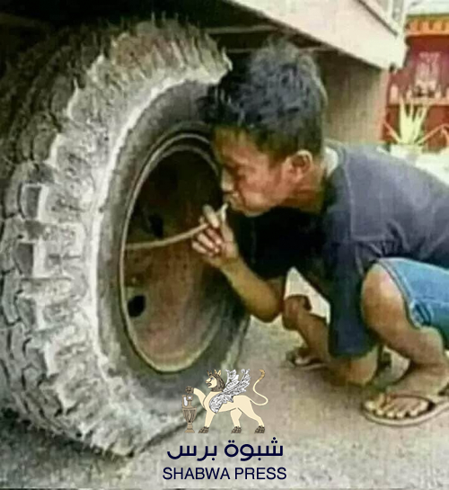 المحتجون الحضارم يبتكرون طريقة لتعطيل شاحنات الحوثي المارة بتريم