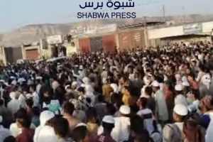 عاجل: إطلاق نار وانتشار عسكري في تريم لمواجهة أكبر مسيرة في تاريخ المدينة (صور)