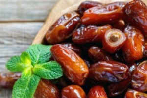 التمر أم الموز.. أيهما أفضل لتنظيم سكر الدم وصحة القلب؟