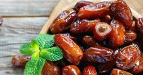 التمر أم الموز.. أيهما أفضل لتنظيم سكر الدم وصحة القلب؟
