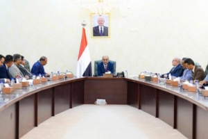 بن بريك يوجه بالتحقيق في منح التراخيص للبناء العشوائي في مجرى السيول بعدن