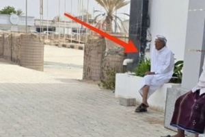 صورة انتظارعلى الدكة لرجل من أعظم من أنجبتهم حضرموت والجنوب العربي