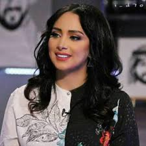 مطربة يمنية موظفة في وزارة خارجية الشرعية بدرجة سكرتير أول 