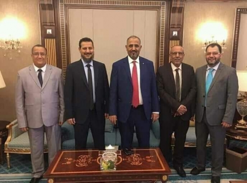 الرئيس "الزبيدي" والوفد الجنوبي المرافق له يصلون جدة