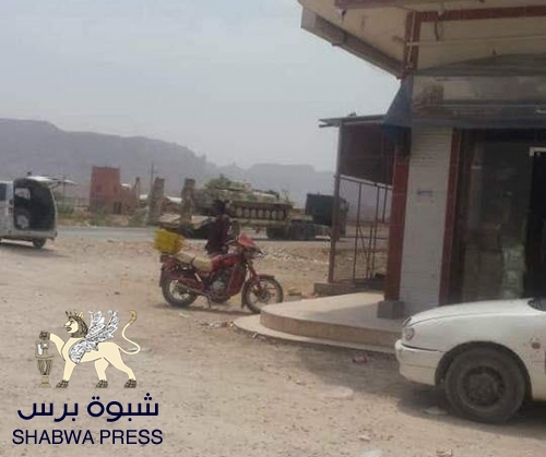 رغم البيان الإماراتي السعودي .. الشرعية تدفع بتعزيزات عسكرية ضخمة نحو أبين (صور)