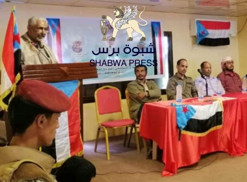 قوات الغزو اليمني الثالث تحمي علم الجنوب الذي يحمله "مفتاح عبيد راشد" في مدينة عتق