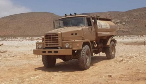 الإمارات تزود سكان جزيرة سقطرى بصهاريج المياه 