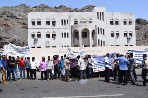 للمطالبة بفسخ عقد منشاة كالتكس للتموين البحري موظفي شركة النفط اليمنية ينفذون وقفة احتجاجية بعدن